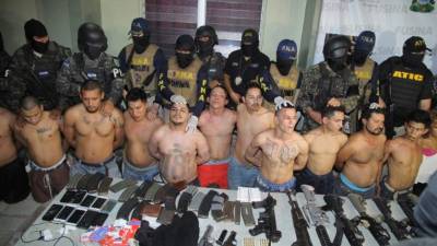 A los pandilleros les decomisaron un arsenal e indumentaria policial.