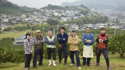 Fotografía facilitada por la compañía Discoverlink Setouchi de habitantes de Onomichi (Hiroshima) que visten pantalones vaqueros llenos de historia. Vaqueros de segunda mano usados durante un año por pescadores, granjeros, carpinteros o un monje, con precios que alcanzan los 400 euros, son protagonistas de la última tendencia en Japón, donde se ha puesto en marcha este proyecto para revitalizar el comercio local. EFE