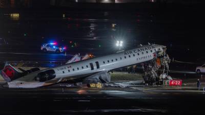 Dos personas murieron y al menos dos han resultado heridas ayer por la noche tras la colisión de un avión de <a rel=nofollow noopener noreferrer href=https://www.edestinos.com/aerolineas/al/ac/air-canada?utm_source=google&amp;utm_medium=cpc&amp;utm_campaign=11245199890&amp;utm_term=air%20canada&amp;utm_content=469414983797&amp;utm_placement=&amp;utm_device=c&amp;gclid=CjwKCAjwyYPOBhBxEiwAgpT8P9R_phj-pg0mddW1BF7oAWLNwu9NS82eB_nu3CiQ_rZ0A3SDny_MKxoCCEQQAvD_BwE&amp;gad_source=1&amp;gad_campaignid=11245199890&amp;gbraid=0AAAAADGXRaHiFKh28PdW8nDcDAP85V-qC target=_blank>Air Canada</a> con un camión de bomberos en una pista del aeropuerto <b>LaGuardia en Nueva York</b> (Queens), según publica la CNN a partir de una fuente policial. Foto: EFE/EPA/OLGA FEDOROVA