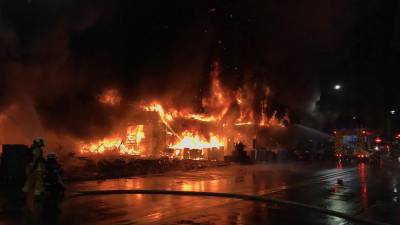 El incendio se desató en un edificio residencial la madrugada de este jueves.