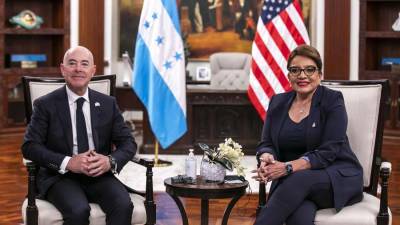 La presidenta Xiomara Castro recibió al secretario de Defensa Nacional de Estados Unidos, Alejandro Mayorkas.