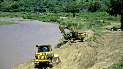 Las labores para el reforzamiento del bordo en Chamelecón comenzaron desde la zona de la Canaán. Actualmente la maquinaria realiza la limpieza del costado izquierdo del río. Foto: Melvin Cubas.