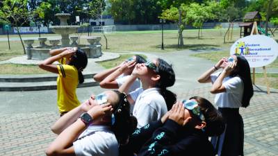 Raros y excepcionales, ocurren aproximadamente cada 18 años y no siempre en la misma ubicación.