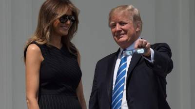 Melania Trump vuelve a demostrar que es todo un ícono de la moda tras agotar en ventas un modelo de la marca española Delpozo que lució a su llegada a la Casa Blanca tras pasar unas polémicas vacaciones junto al presidente estadounidense Donald Trump en Nueva Jersey.