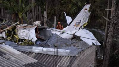 Equipos de rescate y de la Cruz Roja trabajan en el área donde se accidentó una aeronave este domingo, en Popayán (Colombia). AFP