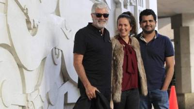 El director Kenneth Müller (D) junto a las actriz mexicana Costanza Andrade (C) y al actor argentino Saúl Lisazo (I).
