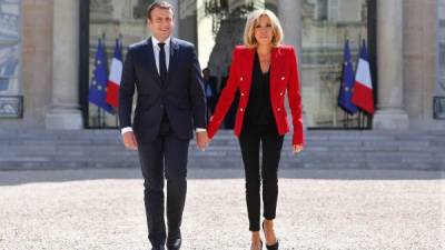 En contraste con el desempeño de Macron, los franceses siguen facinados con la primera dama, Brigitte.