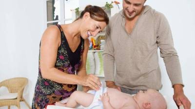 A la hora de cambiar el pañal debe tener varias toallitas húmedas a mano.