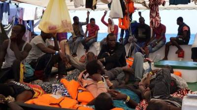 Algunos de los 134 migrantes este sábado en la cubierta del Open Arms. EFE.