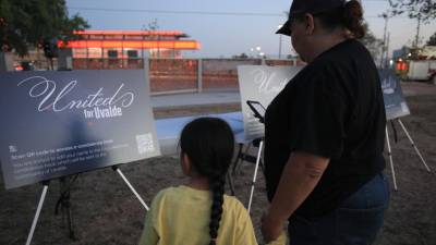 Las autoridades escolares también despidieron a la policía escolar Crimson Elizondo después de que CNN revelara que la agente había sido parte de los oficiales del DPS que respondieron al tiroteo.