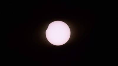 El cielo se oscureció completamente por cerca de dos minutos este lunes en el sur de Chile y Argentina tras un nuevo eclipse total de Sol que conmovió a las miles de personas que se trasladaron hasta esa zona para ver este majestuoso espectáculo natural.