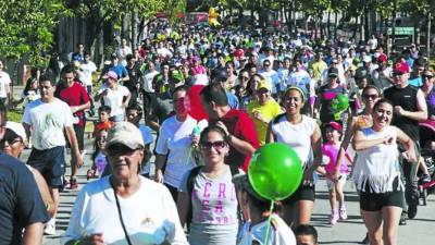 Decenas de adultos y niños recorrieron los seis kilómetros de la caminata por la avenida Circunvalación.