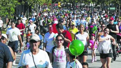 Decenas de adultos y niños recorrieron los seis kilómetros de la caminata por la avenida Circunvalación.