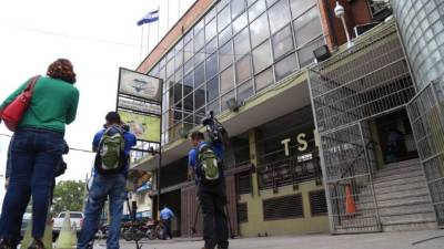 El Tribunal Supremo Electoral inscribió al presidente Juan Orlando Hernández.