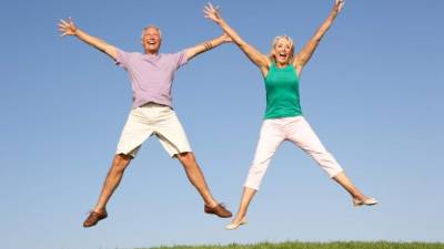 Hacer ejercicio y tener una alimentación balanceada son clave para una vejez sana.