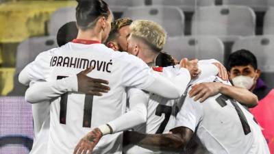 Con su victoria ante la Fiorentina, el AC Milan suma 59 puntos. Foto AFP.