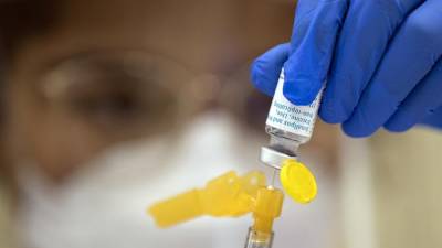 Vista de personal médico preparando una vacuna contra la viruela del mono, el 10 de agosto de 2022, en Los Ángeles (EE.UU.).