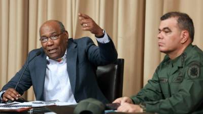 El vicepresidente venezolano Aristóbulo Istúriz y el ministro de Defensa Vladimir Padrino. Foto: AFP