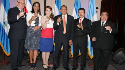 Lobo Sosa y junto a los embajadores de la región, ayer en la fiesta nacional de CA.