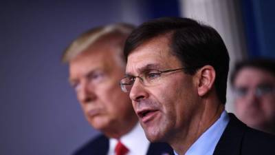 El Secretario de Defensa de los Estados Unidos, Mark Esper, habla durante la sesión informativa diaria sobre el nuevo coronavirus. AFP