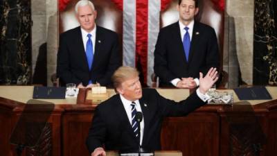 El presidente de Estados Unidos, Donald Trump, durante su discurso en el Congreso, visto por el vicepresidente Mike Pence y el congresista republicano Paul Ryan.