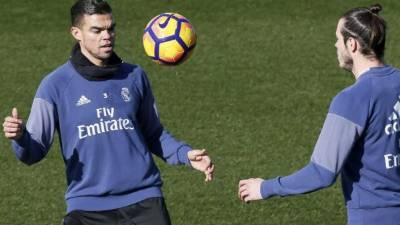 Los jugadores del Real Madrid Pepe (i) y Gareth Bale, durante un entrenamiento. EFE/Archivo