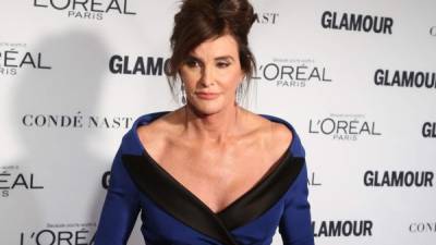 Caitlyn asistió con un impresionante vestido de Moschino a la entrega del premio Mujer del Año de la revista 'Glamour'