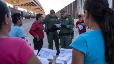 Agentes fronterizos revisan documentos de unos inmigrantes. EFE/Archivo