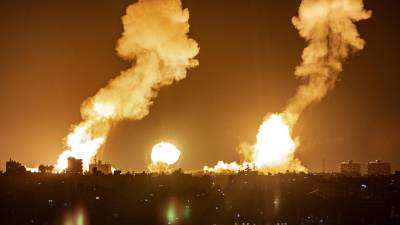 El Ejército israelí atacó hoy posiciones del movimiento islamista Hamás en el sur de el Líbano y siguió bombardeando posiciones del mismo grupo en la Franja de Gaza, tras el lanzamiento ayer de unos 36 cohetes desde el país del norte y en paralelo con el disparo de nuevos proyectiles desde el enclave palestino.