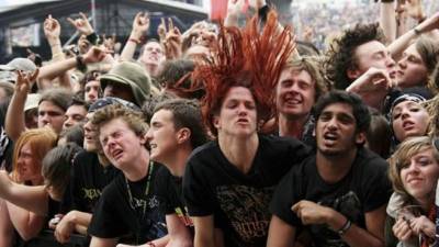 Existen varias técnicas de headbanging, la más común es el 'up and down' (que consiste en sacudir la cabeza de arriba a abajo), allí puede iniciar el daño.