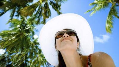 Protege la cabeza con sombrero o gorra y ojos con gafas adecuadas.