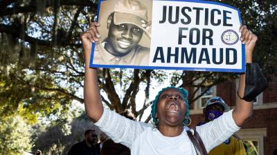 Una mujer en una manifestación pidiendo justicia por el asesinato del afroamericano Ahmaud Arbery ( EFE/James Gilbert)