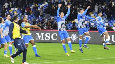 Los jugadores del Nápoli rinde tributo a Diego Maradona en su camisa y por el cumplimiento de un año del fallecimiento del ídolo argentino. Foto AFP.