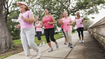 Luego de caminar 30 minutos, haga una sesión de tres ejercicios para fortalecer brazos y piernas.