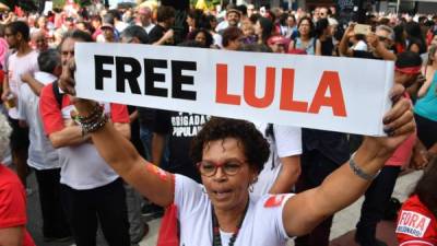 Miles de simpatizantes del ex-Presidente exigieron su liberación frente a la cárcel de Curitiba, adonde está recluido.