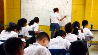 Estudiantes sampedranos de sexto grado en evaluación de matemáticas.