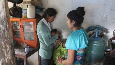 La madre de una de las menores llora desconsoladamente por la pérdida de su hija.