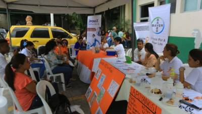 Con la venta de accesorios, los miembros de Fema recaudan dinero para ayudar a comprar medicamentos.