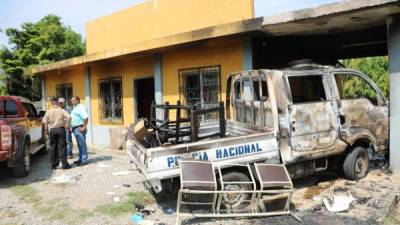 La posta y dos patrullas de la Policía Nacional fueron incendiadas por los pobladores de San Marcos. Fotos: Edward Fernández.