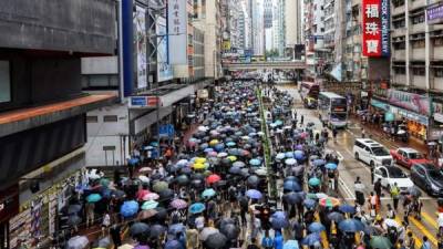 La lluvia y la prohibición policial no evitan una nueva marcha masiva en Hong Kong. EFE/EPA/VIVEK PRAKASH