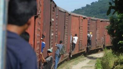 Los migrantes son sometidos constantemente al cobro de cuotas para movilizarse en el tren conocido como “La Bestia”.