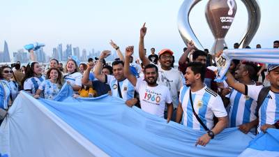 Aficionados argentinos presentes en Qatar.