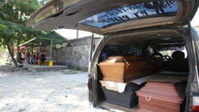 Familiares de las víctimas llegaron ayer a Medicina Forense para reclamar los cuerpos del hombre y la mujer que asesinaron en la aldea El Jaral.