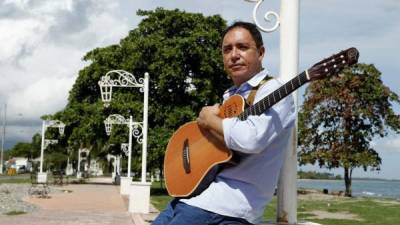 Con su música y talento, el cantautor Guillermo Anderson ha llenado de gloria al país. Al hospital Dantoni, de La Ceiba, llegaron sus familiares y amigos.