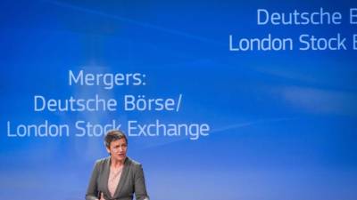 La Comisaria de Competencia Europea, Margrethe Vestager habla durante la conferencia de prensa en la que se informó la decisión de bloquear la fusión bursátil.