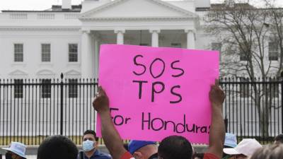 Fotografía de archivo de activistas de la Fundación 15 de Septiembre e inmigrantes hondureños que se manifiestan frente a la Casa Blanca, en Washington, D.C (EE.UU).