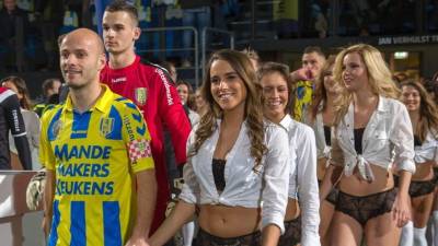 Los futbolistas del RKC Waalwijk, de la segunda división, cambiaron a sus habituales acompañantes por mujeres en ropa interior para celebrar San Valentín.