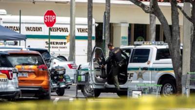 Dos adultos y un niño murieron este jueves cuando un atacante abrió fuego en un supermercado en el sur de Florida. Fotos: AFP/EFE