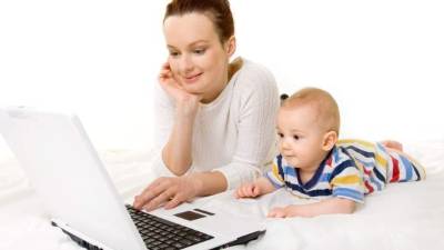 La licencia de maternidad, equivalente a 42 días, a partir de la decisión administrativa o de la resolución judicial por la que se constituya la adopción