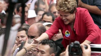 La presidenta Dilma Rousseff cerró la campaña con una marcha festiva por las calles de Porto Alegre.